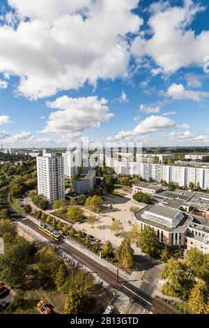 Blick von der Promenade Skywalk Marzahn in Richtung Stadtzentrum, Marzahn, Berlin, Deutschland Stockfoto