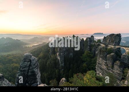 Bastei bei Sonnenaufgang, Elbsandsteingebirge, Sachsen, Deutschland Stockfoto