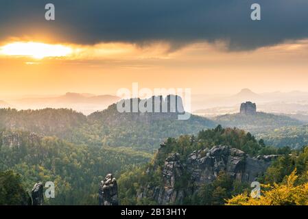 Schrammsteine und Falkenstein bei Sonnenuntergang, Elbsandsteingebirge, Sachsen, Deutschland Stockfoto