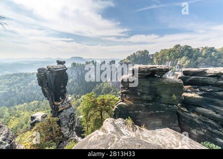 Blick vom kleinen Gänsestein auf Bastei und Lilienstein, Elbsandsteingebirge, Sachsen, Deutschland Stockfoto