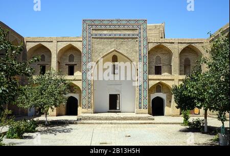 Unrestaurierter Mavlono Assiri Madrasa in Buchara, Usbekistan Stockfoto