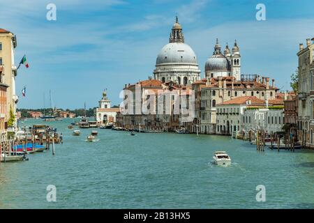 Venedig, ITALIEN - 02. August 2019: Canal Grande mit der Basilika Santa Maria della Salute in Venedig, Italien. Blick auf den Canal Grande in Venedig am sonnigen Tag. Arch Stockfoto