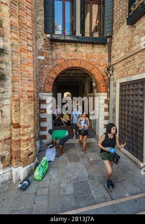 Venedig, ITALIEN - 03. August 2019: Eine der tausenden gemütlichen Ecken Venedigs an einem sonnigen Tag. Einheimische und Touristen schlendern durch die n Stockfoto