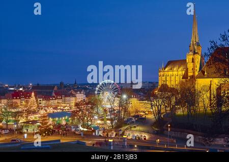 Erfurt-Weihnachtsmarkt mit Mariendom und Severikkirche, Thüringen, Deutschland Erfurt-Weihnachtsmarkt mit Mariendom und St.-Sewerus-Kirche, Thüringen, Deutschland Stockfoto