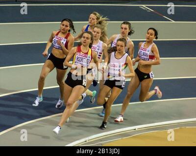 Glasgow, Schottland, Großbritannien. Februar 2020. Wettkämpfer im Einsatz während der 1.500 Meter (HEAT 1) der Frauen, am 1. Tag der britischen Leichtathletik-Hallenweltmeisterschaften 2020 in Glasgow, in der Emirates Arena. Kredit: Iain McGuinness/Alamy Live News Stockfoto