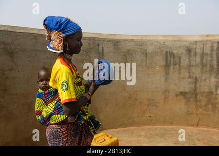 Fulani-Frauen bekommen Wasser an der Wasserpumpe, Nord-Togo Stockfoto