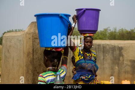 Fulani-Frauen bekommen Wasser an der Wasserpumpe, Nord-Togo Stockfoto