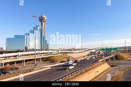 Skyline von Dallas, Texas, mit Blick auf den Verkehr auf der Interstate 30, mit Wegweisern Richtung Waco, Texarkana und Ft. An einem sonnigen Sommertag lohnt es sich Stockfoto