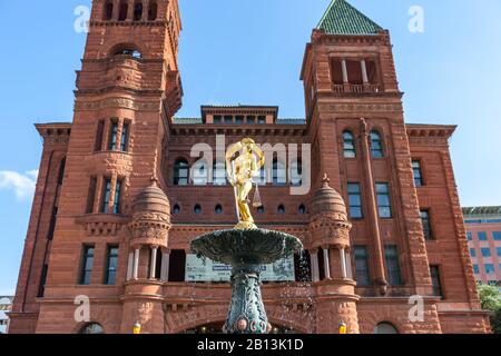 San ANTONIO, TEXAS - 25.05.2019 - auf dem berühmten Hidalgo-Brunnen mit Bexar County Courthouse im Hintergrund befindet sich die Goldene Statue der Dame Justice Stockfoto