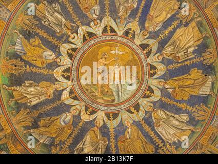 RAVENNA, ITALIEN - 28. JANUAR 2020: Die Decke symbolisches Mosaik mit Taufe Christi in der Mitte unter den Aposteln in Baptisterium von Neon. Stockfoto