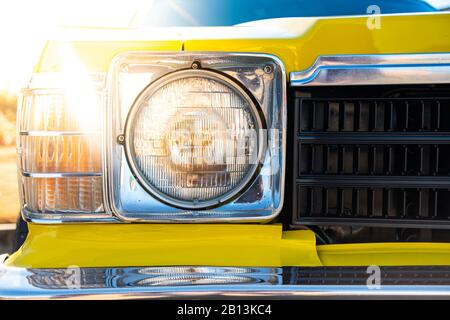 Nahaufnahme der Vorderansicht des gelben Oldtimer. Vintage-Auto-Hintergrund Stockfoto