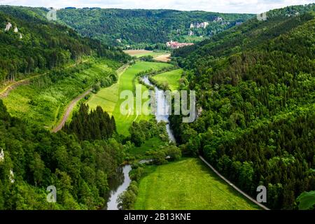 Blick von Knopfmacherfels nach Beuron, Donautal, Deutschland, Baden-Württemberg, Schwäbische Alb Stockfoto