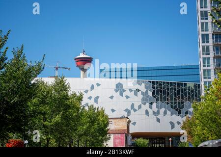 Bibliothek im Stadtzentrum und Blick auf den Turm aus der Innenstadtgegend Stockfoto