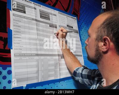 Las Vegas, Nevada, USA. Februar 2020. Ein Caucus Precinct Stuhl ist der erste runde Ausrichtungswahlleiter an der Valley High School in Las Vegas, Nevada Credit: Sue Dorfman/ZUMA Wire/Alamy Live News Stockfoto