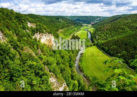 Blick von Knopfmacherfels nach Beuron, Donautal, Deutschland, Baden-Württemberg, Schwäbische Alb Stockfoto