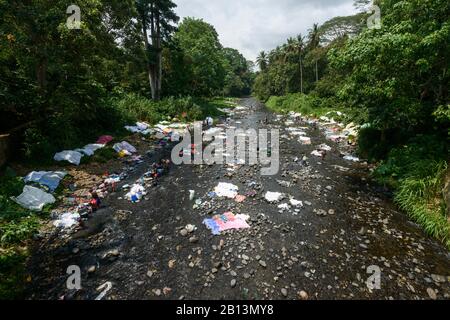 Wäsche waschen im Fluss der Insel Sao Tomé, Sao Tome e Principe Stockfoto