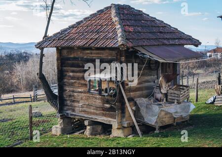 Alte Hütte auf einem Bauernhof in Serbien Stockfoto