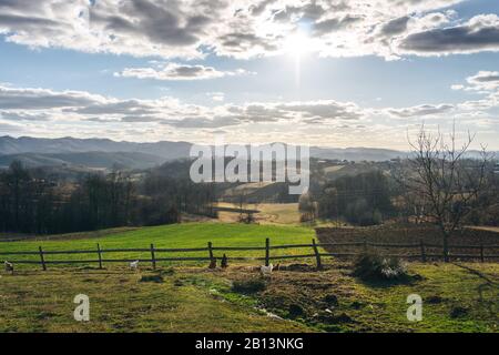 Schöne Landschaft in ländlicher Umgebung Stockfoto