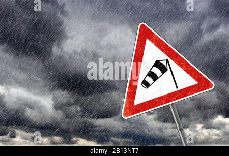 Warnschild für schlechtes Wetter - Vorsicht - Gefahr von Sturm und Starkem Regen, Stockfoto