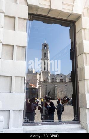 Die Basilika San Francisco de Asís spiegelte sich im Fenster der Lonja de Comercio de La Habana, Kuba, wider Stockfoto