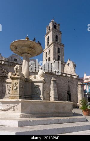 Brunnen der Löwen und der Basilika San Francisco de Asís, Havanna, Kuba Stockfoto