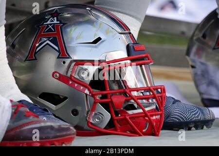 Tampa, Florida, USA. Februar 2020. Ein Helm aus Houston Roughnecks wird während des XFL-Spiels zwischen den Houston Roughnecks und den Tampa Bay Vipers im Raymond James Stadium in Tampa, Florida, gesehen. Andrew J. Kramer/CSM/Alamy Live News Stockfoto