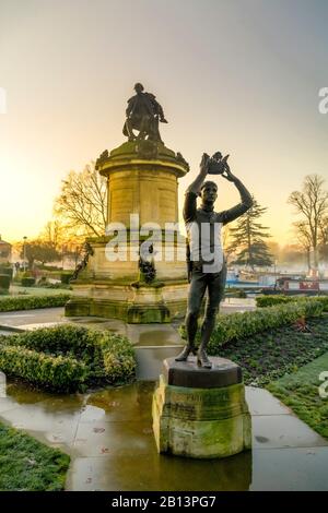 Bronze und Stein, Shakespeare Memorial durch Herrn Ronald Gower, Stratford-upon-Avon, Warwickshire, England, Großbritannien Stockfoto