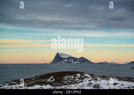 Küstenlandschaft auf der Insel Sommarøy mit Blick auf die Insel Håja, Norwegen Stockfoto