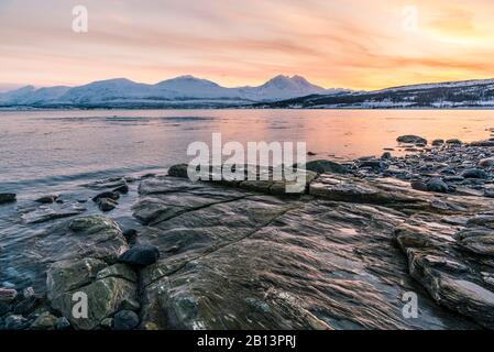 Sonnenuntergang an der Küste bei Tisnes auf Kvaløya, Norwegen Sonnenuntergang an der Küste bei Tisnes auf der Insel Kvaløya, Norwegen Stockfoto