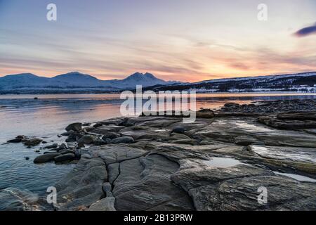 Sonnenuntergang an der Küste bei Tisnes auf Kvaløya, Norwegen Sonnenuntergang an der Küste bei Tisnes auf der Insel Kvaløya, Norwegen Stockfoto