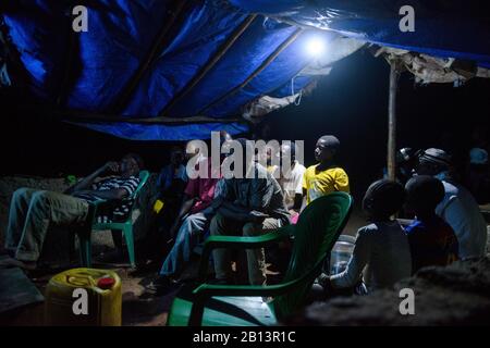 TV-Nacht in einem abgelegenen Dorf ohne Strom, Guinea Stockfoto