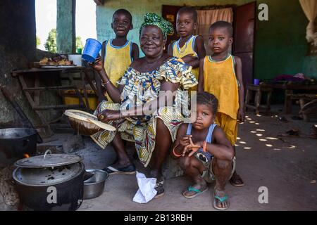 Mandinka Großmutter und Enkel, Gambia Stockfoto