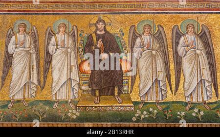 Ravenna, ITALIEN - 28. JANUAR 2020: Das Mosaik von Jesus Christus auf dem Thron die Engel aus der Kirchenbasilika von Sant Apolinare Nuovo aus dem 6. Stockfoto