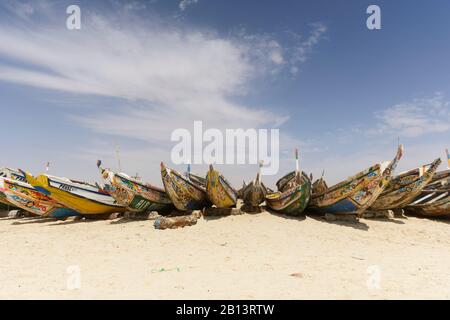 Fischer, Tretboote, Boote auf dem berühmten Fischmarkt von Nouakchott Stockfoto