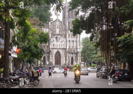 Hanoi St. Joseph's Cathedral - Nha Tho Straße in Hanoi mit neugotischer Kirche St. Joseph im Hintergrund, Hanoi, Vietnam. Stockfoto