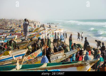 Fischer, Tretboote, Boote auf dem berühmten Fischmarkt von Nouakchott Stockfoto