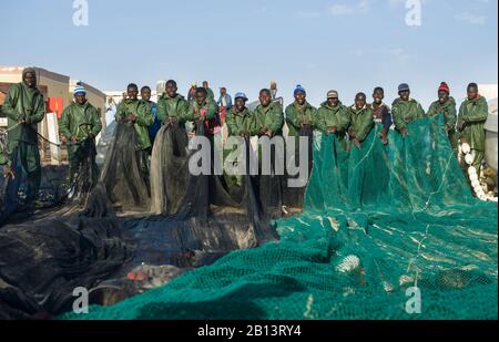Fischer, Tretboote, Boote auf dem berühmten Fischmarkt von Nouakchott Stockfoto