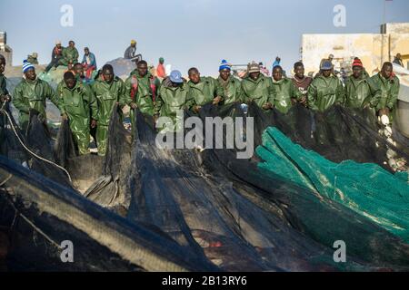 Fischer, Tretboote, Boote auf dem berühmten Fischmarkt von Nouakchott Stockfoto