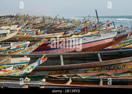 Fischer, Tretboote, Boote auf dem berühmten Fischmarkt von Nouakchott Stockfoto