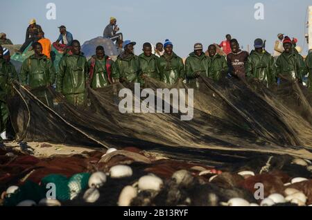 Fischer, Tretboote, Boote auf dem berühmten Fischmarkt von Nouakchott Stockfoto