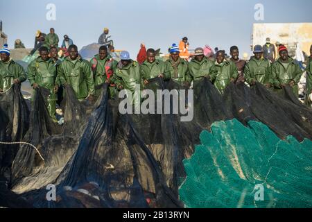 Fischer, Tretboote, Boote auf dem berühmten Fischmarkt von Nouakchott Stockfoto