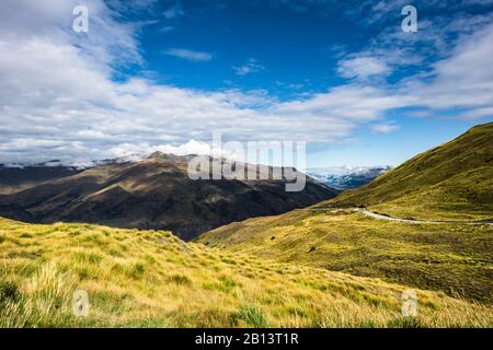 Crown Range Road mit Blick auf Die Remarkables in der Nähe von Queenstown, Neuseeland Stockfoto