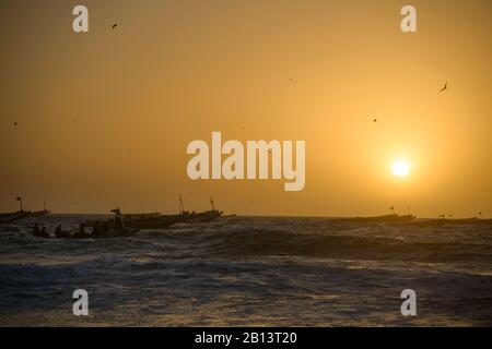 Fischer, Tretboote, Boote auf dem berühmten Fischmarkt von Nouakchott Stockfoto