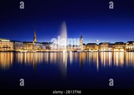 Die Promenade am Jungfernstieg spiegelt sich in der Alster zur Blauen Stunde, Hamburg, Deutschland, wider Stockfoto