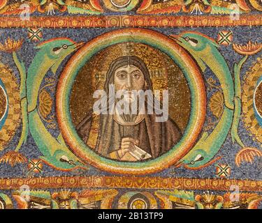 Ravenna, ITALIEN - 28. JANUAR 2020: Das Mosaik von Jesus Christus aus dem Bogen des Presbyteriums in der Kirche Basilica di San Vitale aus dem 6. Stockfoto