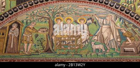 Ravenna - das Mosaik der Szenen Abraham beherbergt die Baum Engel und das Opfer von Isaak im Presbyterium der Kirche Basilica di San Vitale. Stockfoto