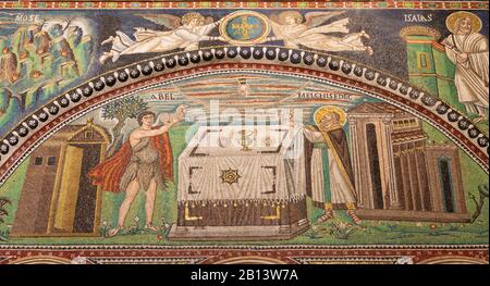 Ravenna, ITALIEN - 28. JANUAR 2020: Mosaik des Angebots von Melchisedek im Presbyterium der Kirche Basilica di San Vitale aus dem 6. Stockfoto