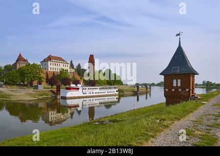 Pegelhaus mit Blick über den Tanger zum Schloss Tangermünde, Sachsen-Anhalt, Deutschland Stockfoto