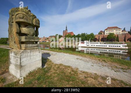 Elbwächter mit Blick auf die Stadt von Tangermünde, Sachsen-Anhalt, Deutschland Stockfoto