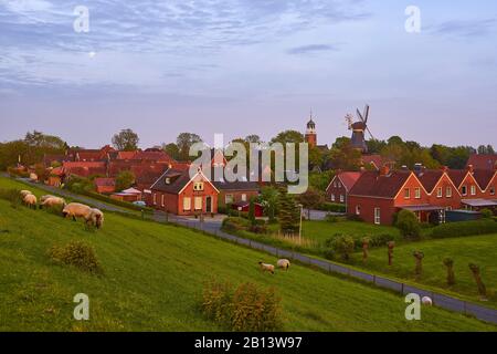 Ditzum mit Kirchturm und Mühle, Jemgum, Frisia, Niedersachsen, Deutschland Stockfoto